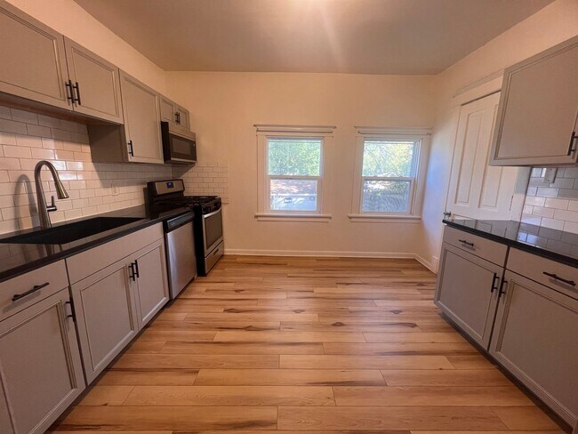 Building Photo - 845 Capen St NE