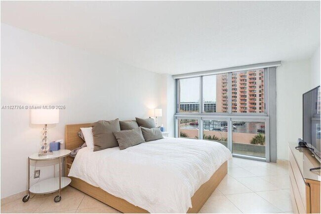Building Photo - 2655 Collins Ave