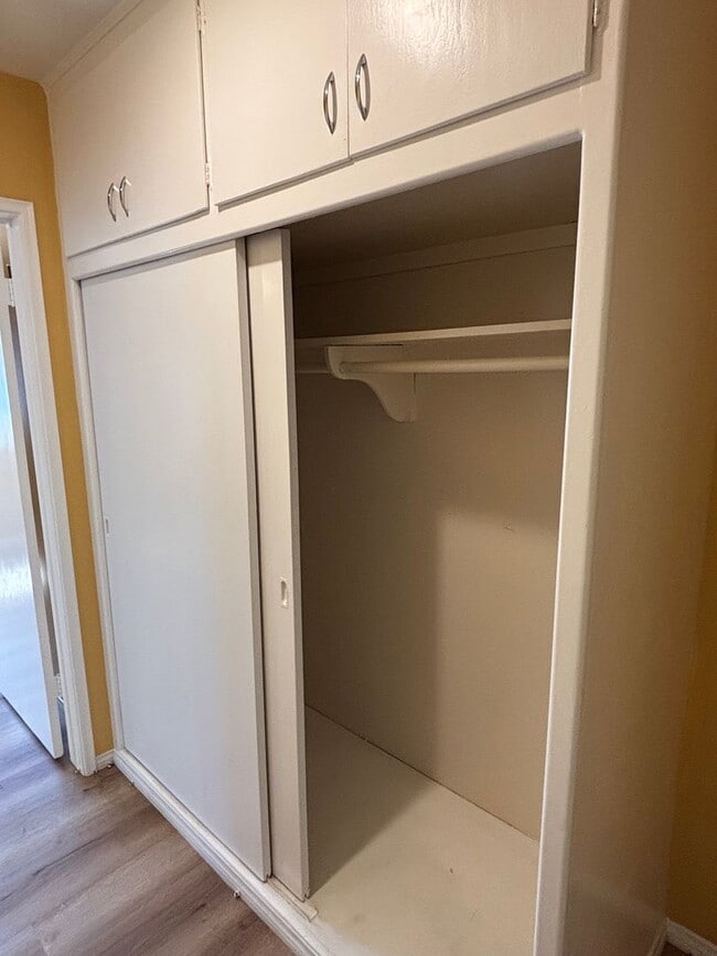 Building Photo - Spacious 1 bedroom available now in Long B...