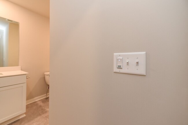 Building Photo - **2022-BUILT TOWNHOME WITH FABULOUS COMMUN...