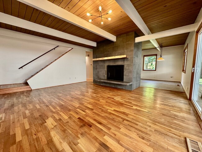 Building Photo - Mid-Century Gem near Meadowbrook Park!