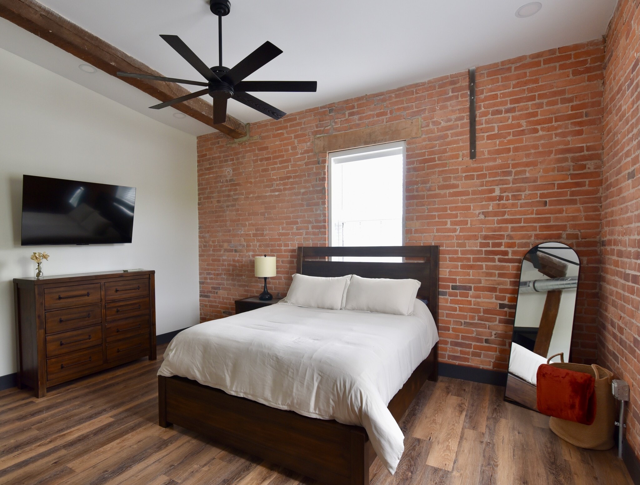 Primary bedroom features a queen size bed, walk-in closet and ensuite - 101 W Broadway St