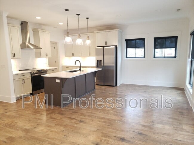 Building Photo - 227 S Bilbro Ave