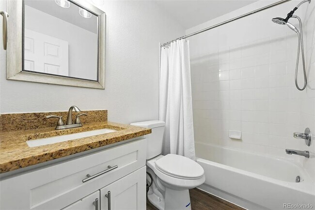 Building Photo - Beautiful, updated, spacious unit!