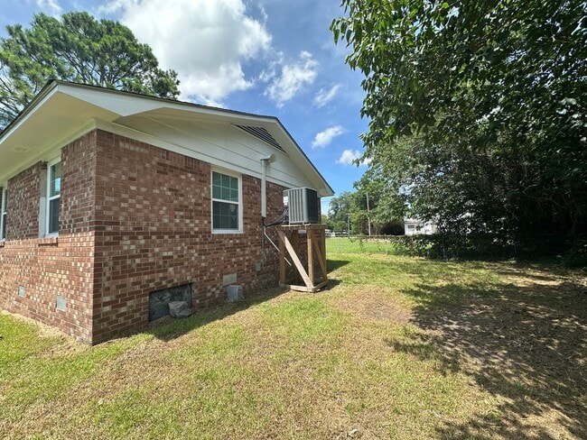 Building Photo - Renovated 3 Bed 1 Bath House