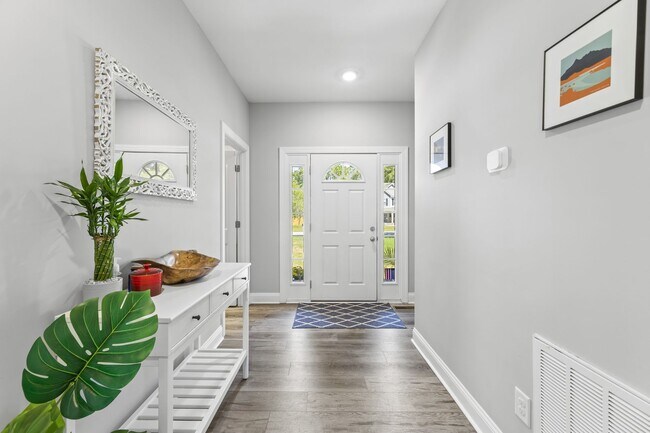 Building Photo - Spacious Home with Screened Porch & Community Kayak Launch