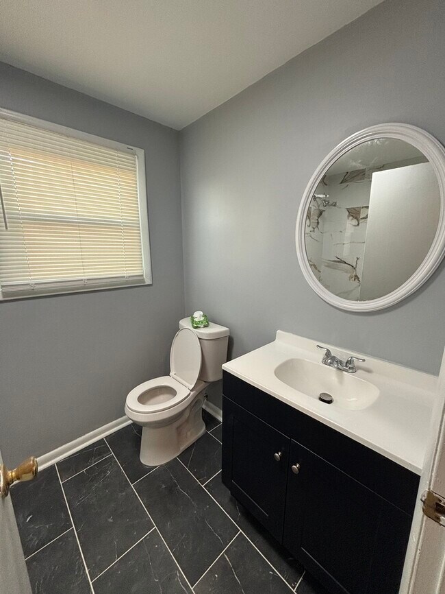 Building Photo - 3 bedroom 2 bathrooms