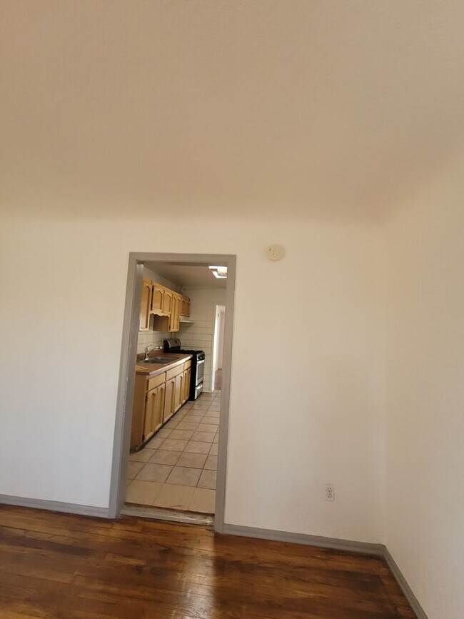Building Photo - Ready to View!!