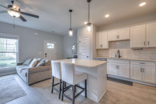 Building Photo - Like-New Modern Townhome Near Dining, Shopping, Trails & Old Hickory Lake