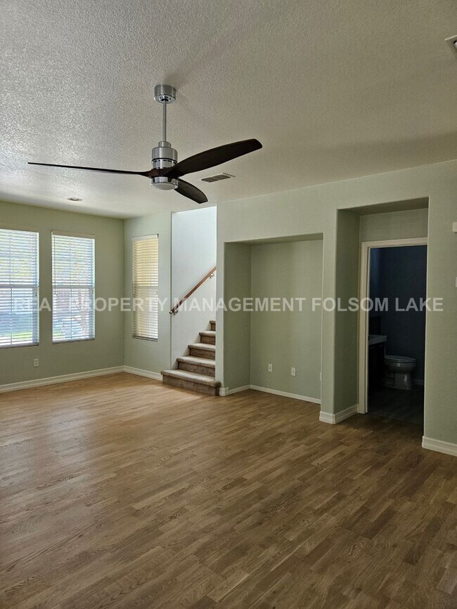 Building Photo - 3 bedrooms 2.5 bathroom split level home