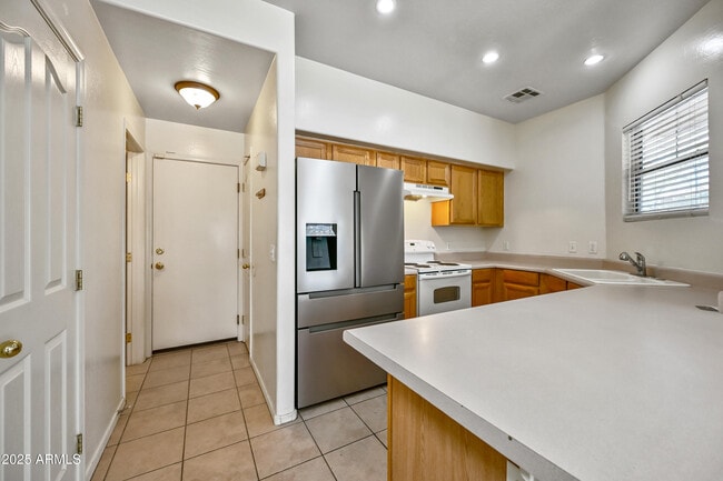 Building Photo - 1528 S Roadrunner Dr