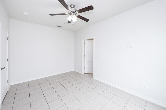 Building Photo - 1511 Don Camilo Blvd