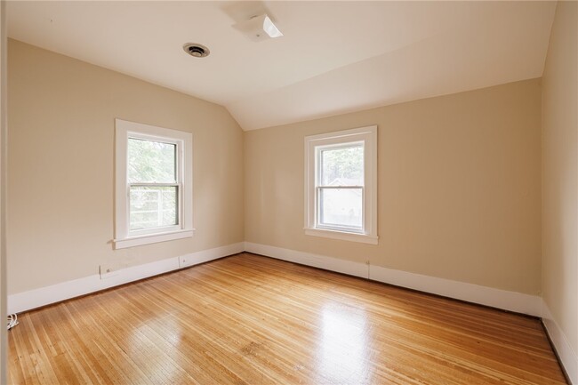Building Photo - 18 Vick Park B