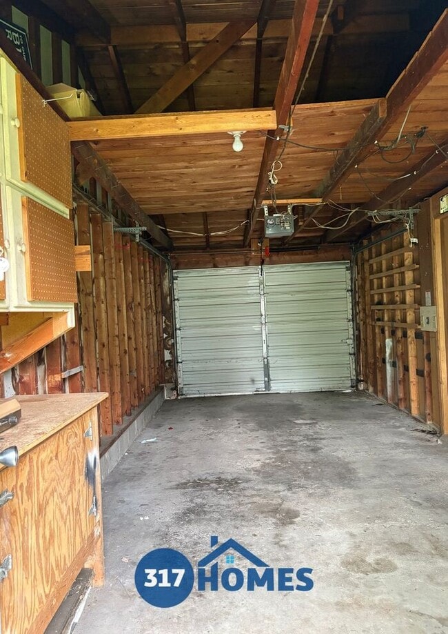 Building Photo - Lovely 2 Bedroom Duplex