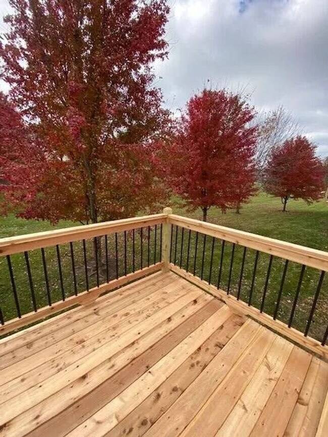 Building Photo - Creekwood Park Townhomes -SPECIAL FALL DEA...