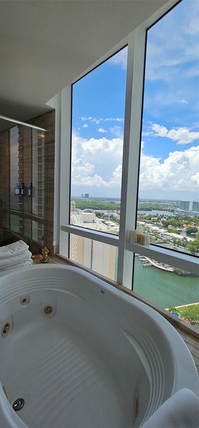 Building Photo - 15901 Collins Ave