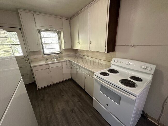 Building Photo - 1 bd/1 ba -1017 S Glenwood Dr #A, Independence, MO 64053 DUPLEX - Rent $825 - FRONT OF Duplex