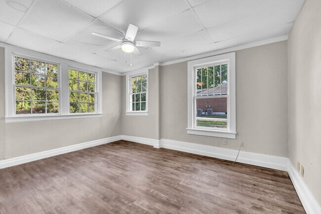 Building Photo - Totally Renovated Bungalow