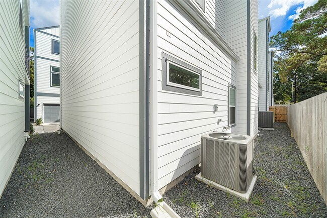Building Photo - 420 Janisch Rd