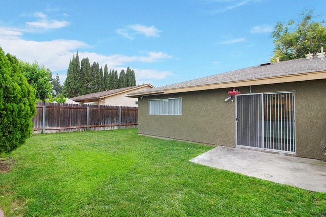Building Photo - Los Timbres Street Duplex