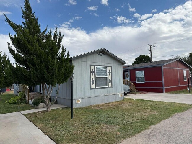 Building Photo - 1320 N Fairgrounds Rd