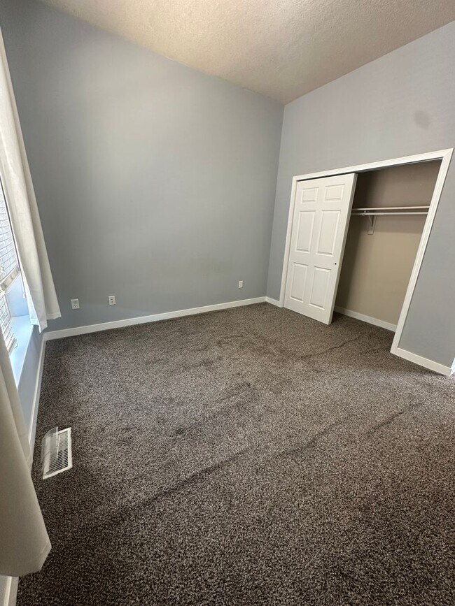 Building Photo - GORGEOUS Downtown Unit!!!