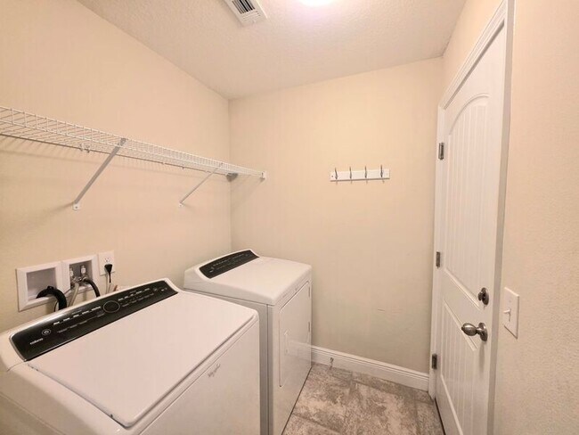 Building Photo - 5625 Shooting Star Ct