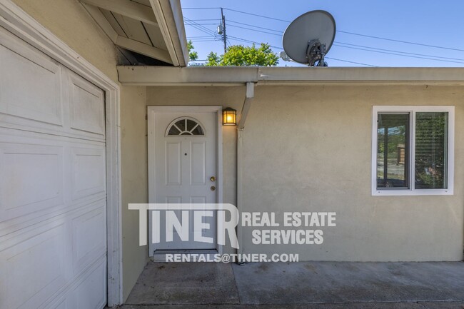 Building Photo - Charming Old Fair Oaks Duplex!