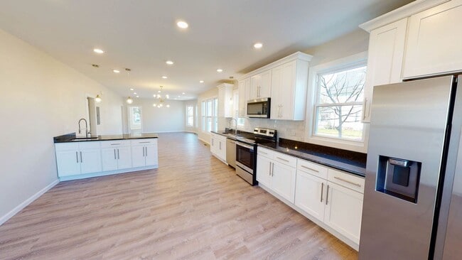 Building Photo - Beautiful and Spacious 3 Bedroom Apartment
