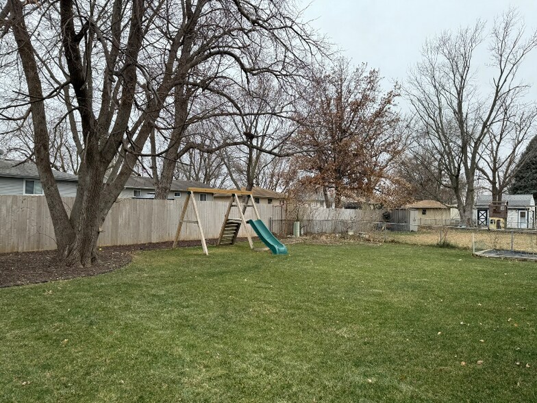 Building Photo - 221 E Glenmore Dr