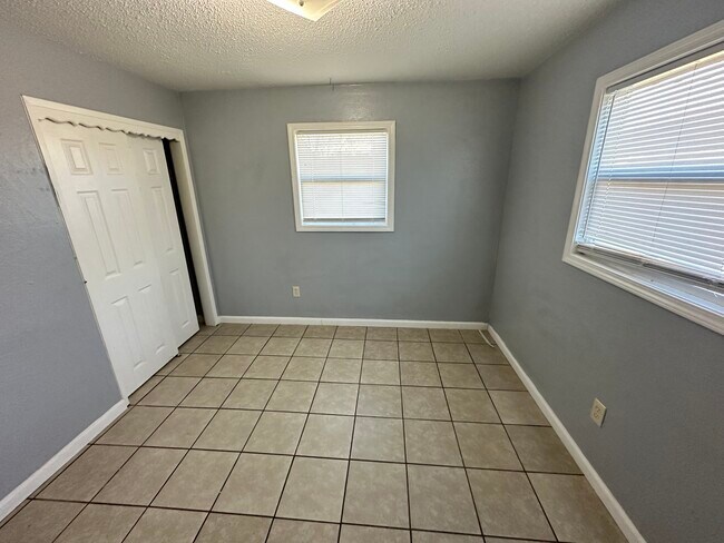 Building Photo - 1501 SE 46th St