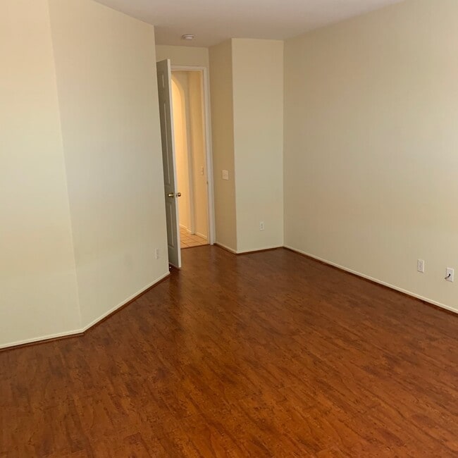 Building Photo - 4 BEDROOM VICTORVILLE HOME