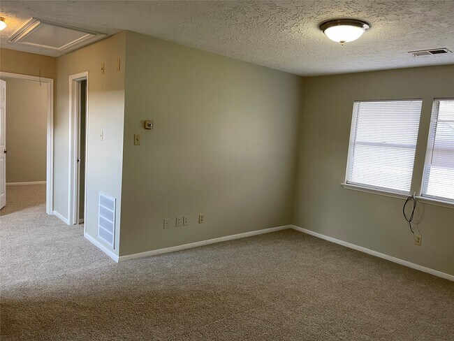 Building Photo - 3118 Redcliff Dr