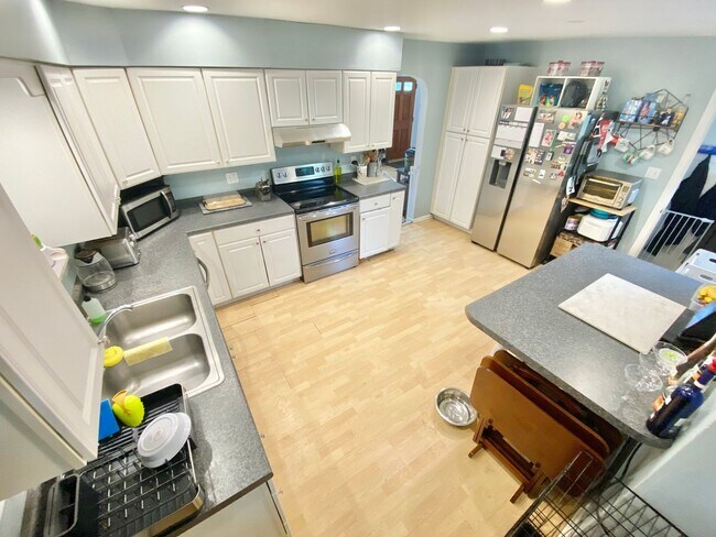 Building Photo - 4 Bedroom Home in South Burlington VT Avai...