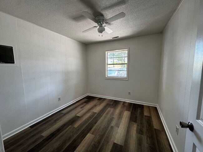 Building Photo - *FREE 1ST MONTHS RENT IF LEASE SIGNED IN FEBRUARY!!* 1 Bed 1 Bath Apartment with Water and Trash ...