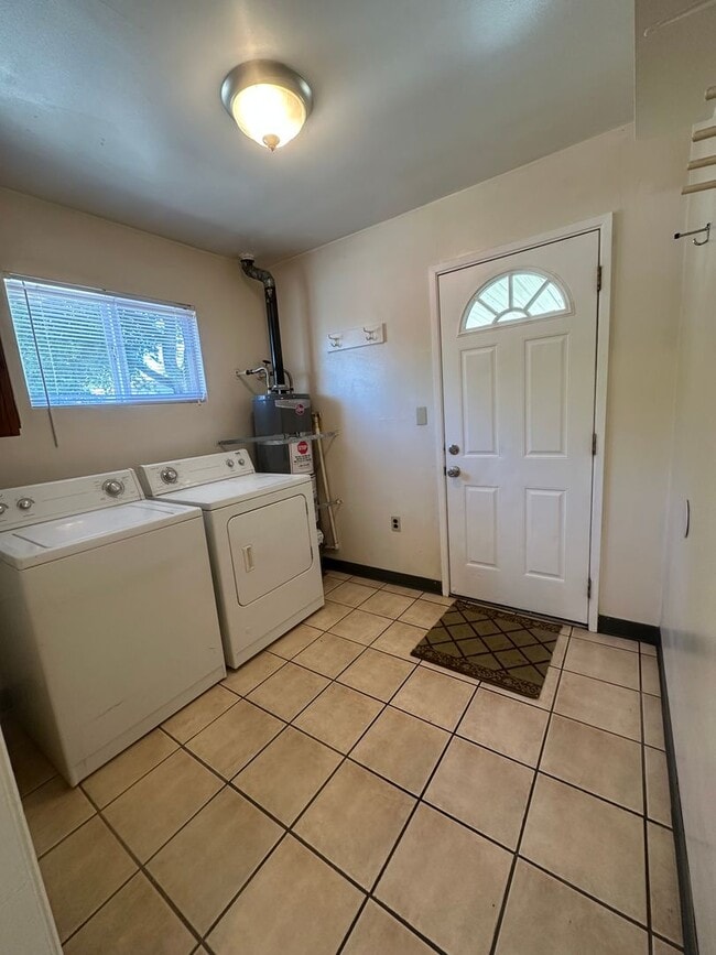Building Photo - Cozy and Cute 1 Bedroom on Broadway!