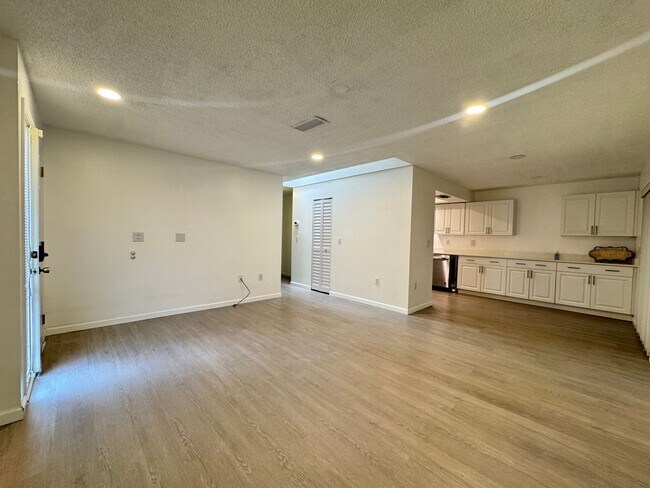 Building Photo - Annual unfurnished nicely renovated 2/2 villa near the Ringling Museum