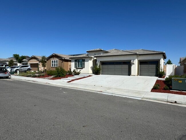 Building Photo - Beautiful Home awaits for you!