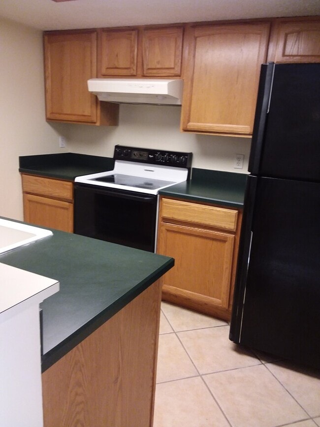 Building Photo - 2 Bedroom 2 Bathroom End Unit Townhome Close to NAS