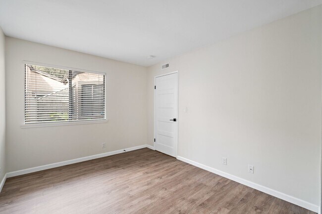 Building Photo - San Diego Desirable Del Cerro - Two Weeks Free - 3 bed / 2 bath Attached Home w Garage, Patio, an...