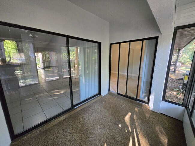 Building Photo - Beautiful and spacious remodeled unit