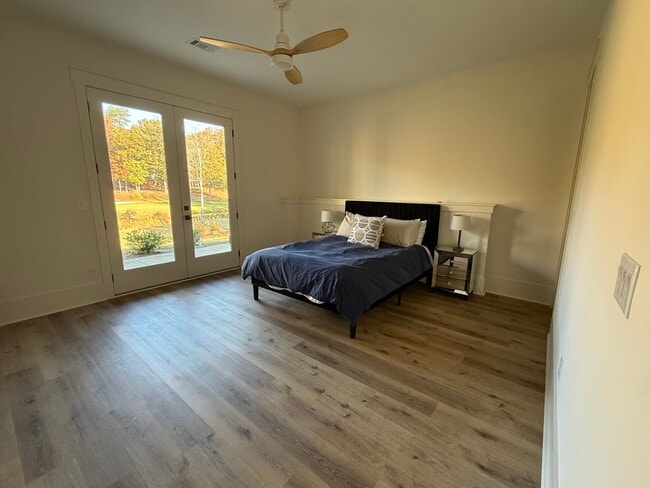 Building Photo - 1031 Pinehurst Dr