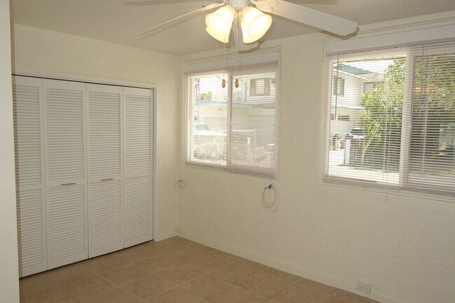 Building Photo - Spacious 3 BD / 3 BA House Minutes from Fa...