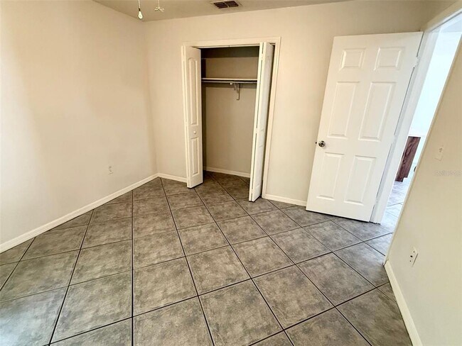 Building Photo - 542 W Lake Deer Dr