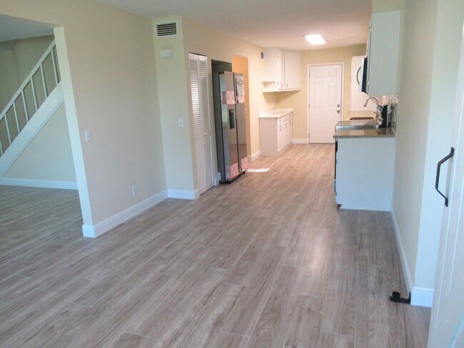 Building Photo - 5310 Palm Dr