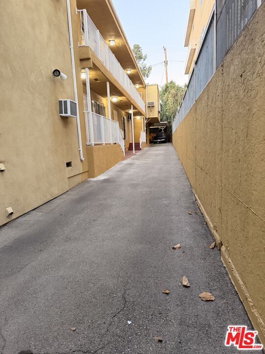 Building Photo - 6013 Carlton Way