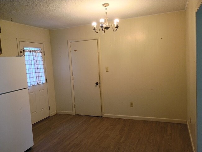 Building Photo - 205 Trailwood Dr
