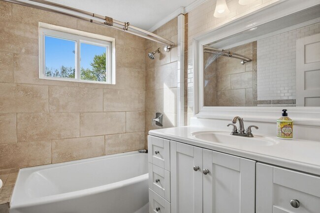 Building Photo - MOVE IN WITH A SECURITY DEPOSIT ALTERNATIVE FROM OBLIGO (for qualified applicants).