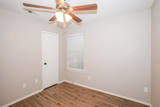 Building Photo - 2607 Mountainview Dr