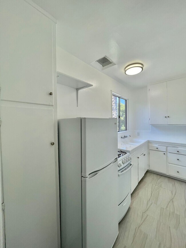 Building Photo - 1837 N Kingsley Dr